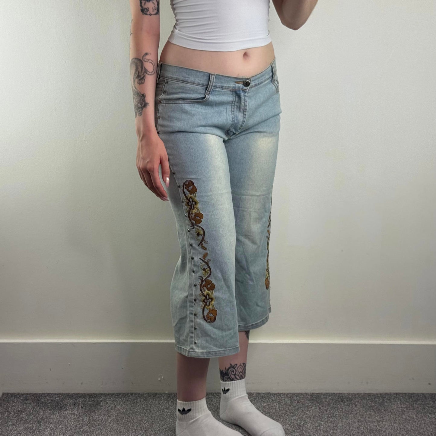 Y2K vintage mid rise stretch capri jeans denim cropped studded floral embroidery