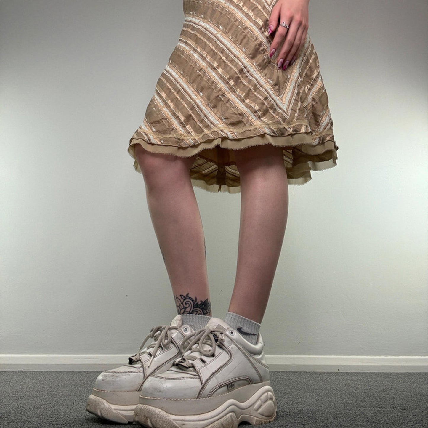 Y2K vintage striped midi skirt gold knee length fraying hem diagonal stripe