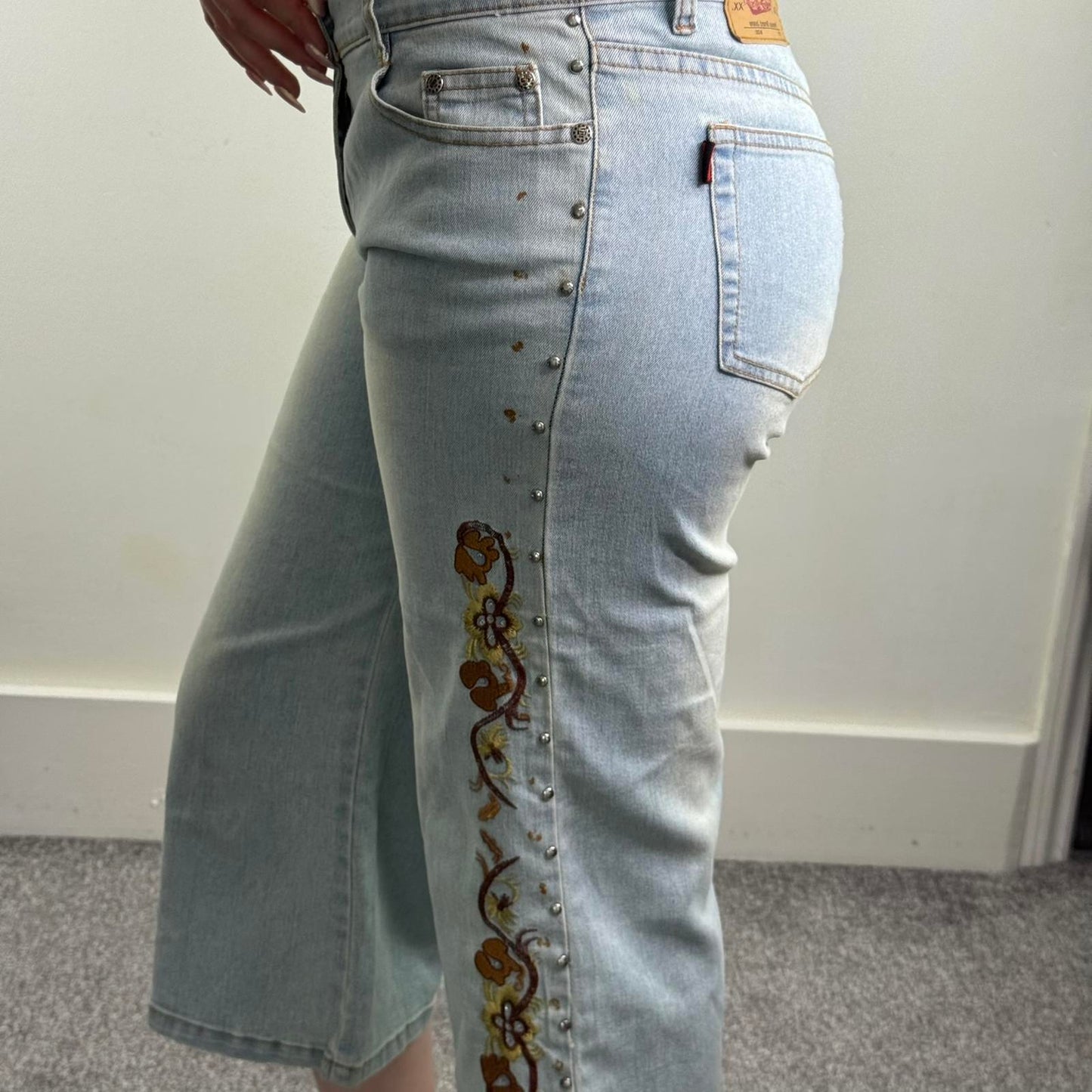 Y2K vintage mid rise stretch capri jeans denim cropped studded floral embroidery