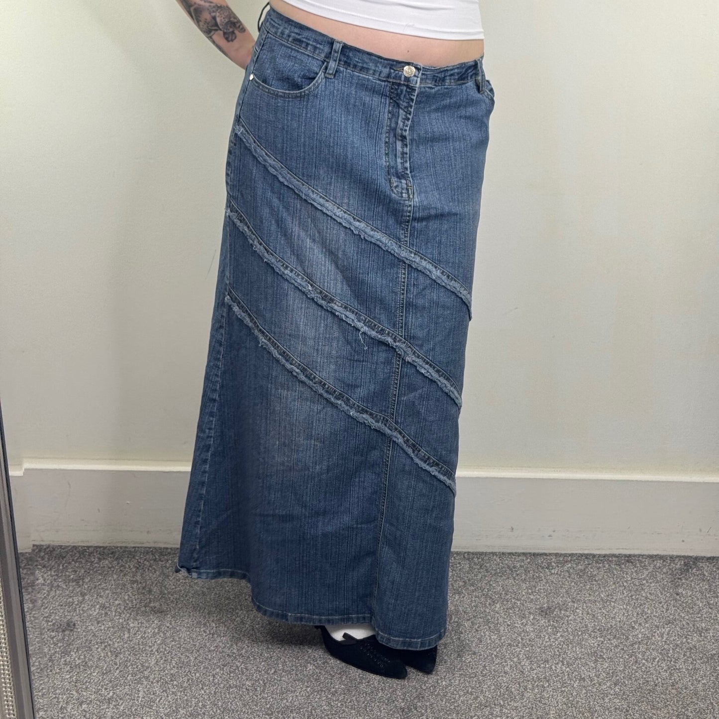 Y2K vintage denim maxi skirt fraying hem pattern stretchy faded blue wash a line