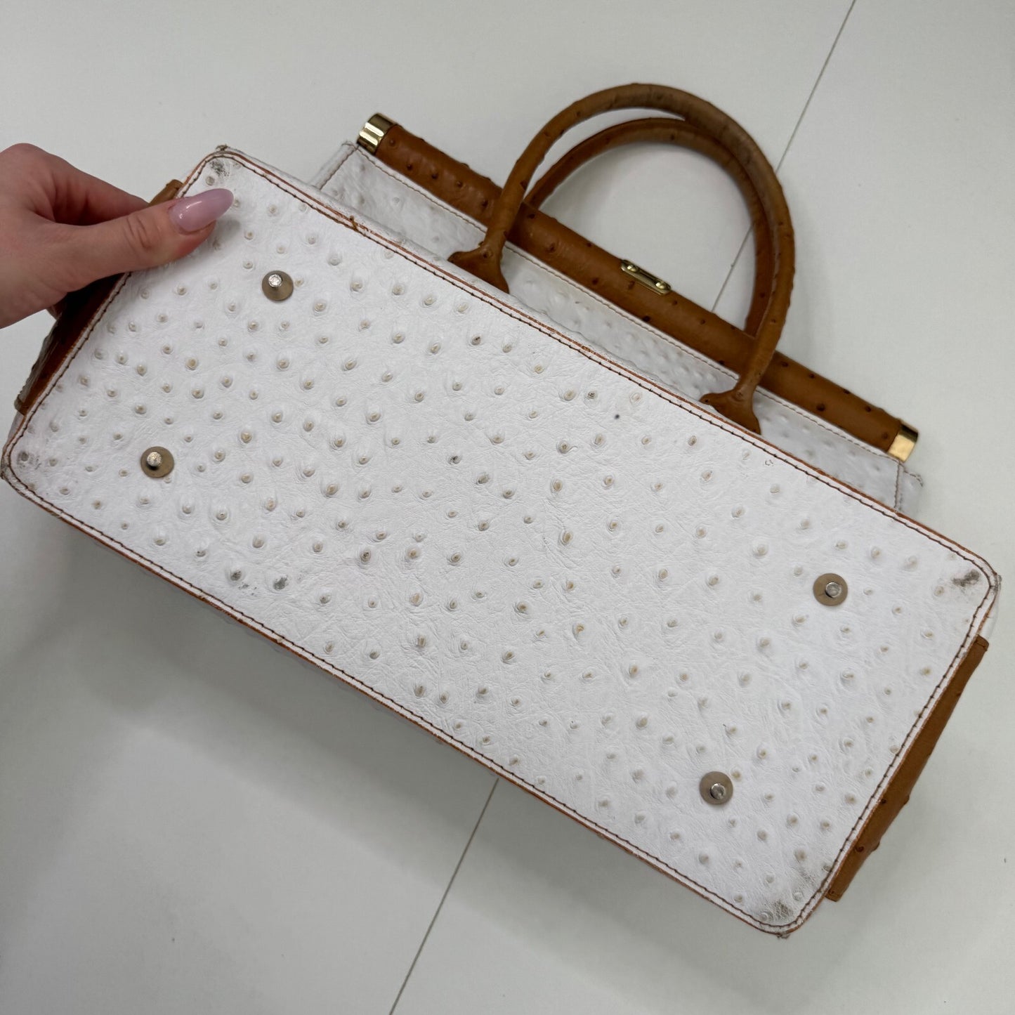 Y2K vintage Italian handbag genuine leather lock ostrich-effect white brown