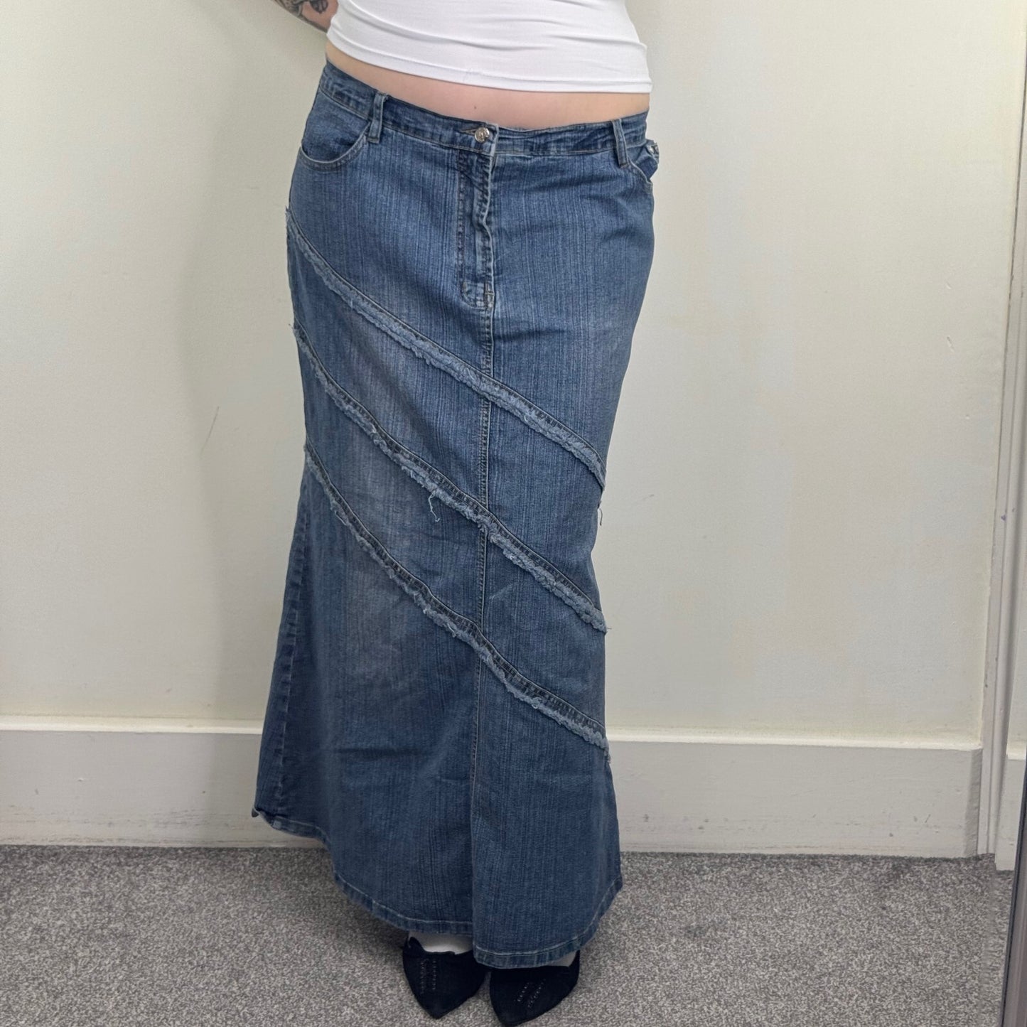 Y2K vintage denim maxi skirt fraying hem pattern stretchy faded blue wash a line