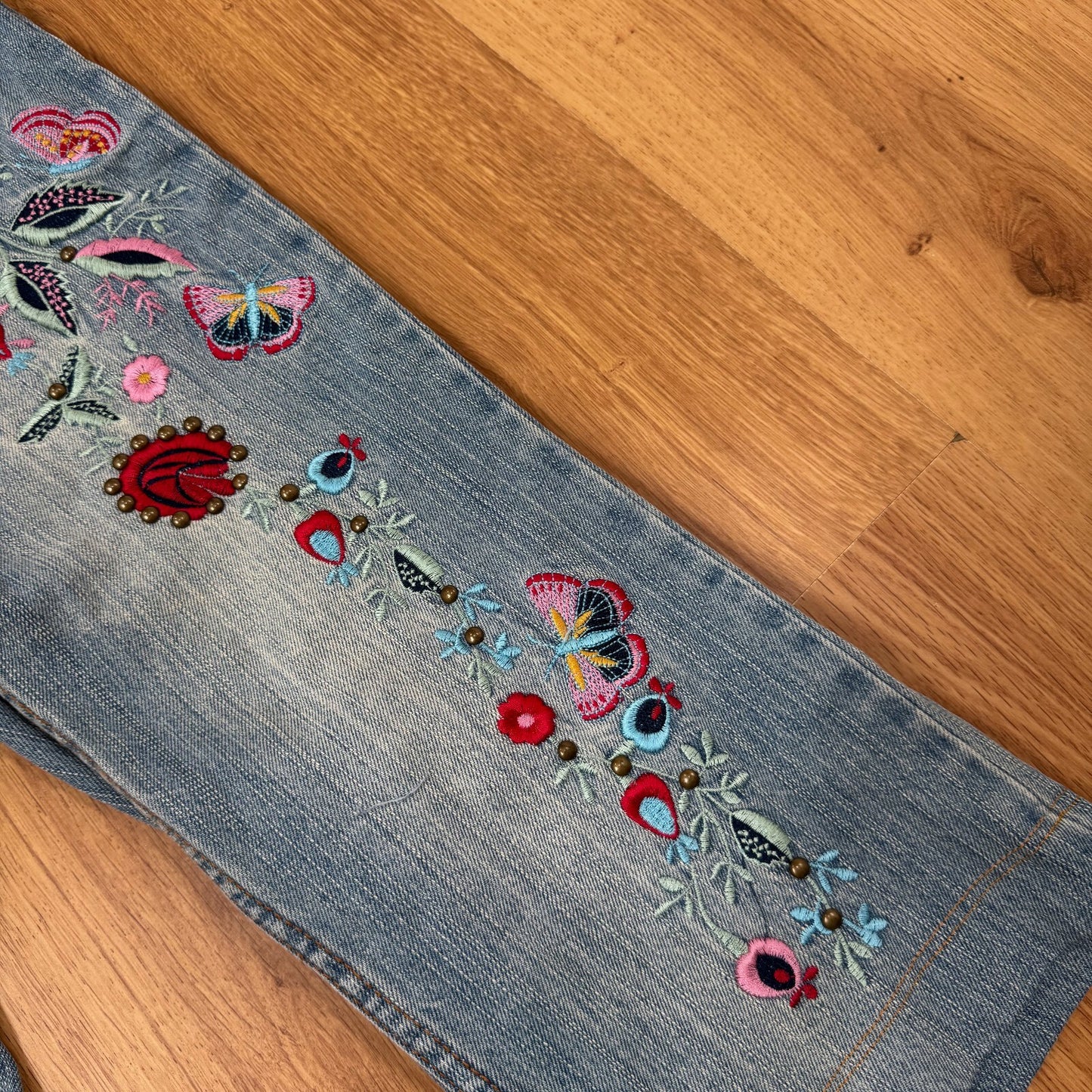 Y2K vintage capri jeans denim cropped low rise floral embroidery boho studded
