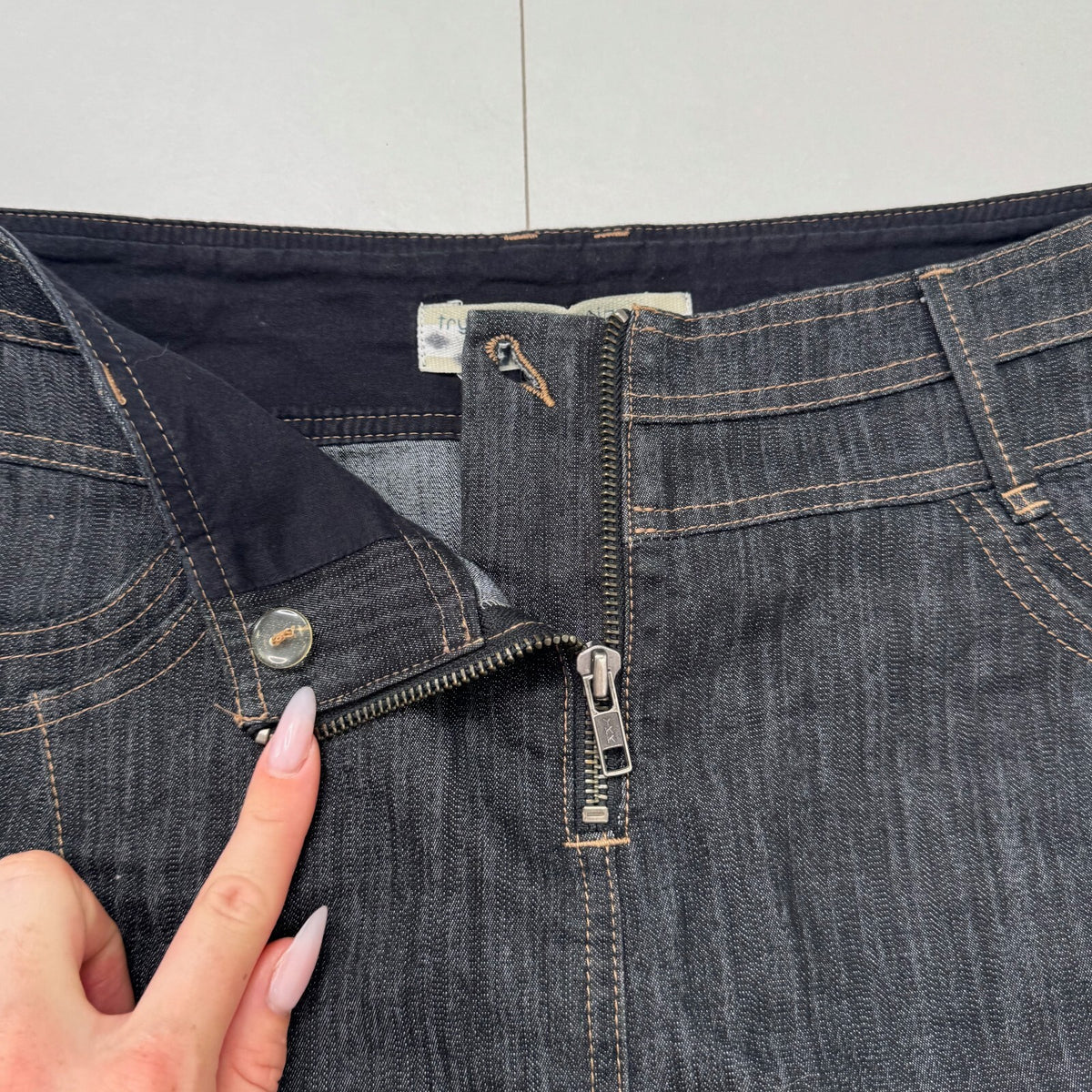 Y2K vintage mini skirt dark denim zip up front stretchy fitted contrast stitch