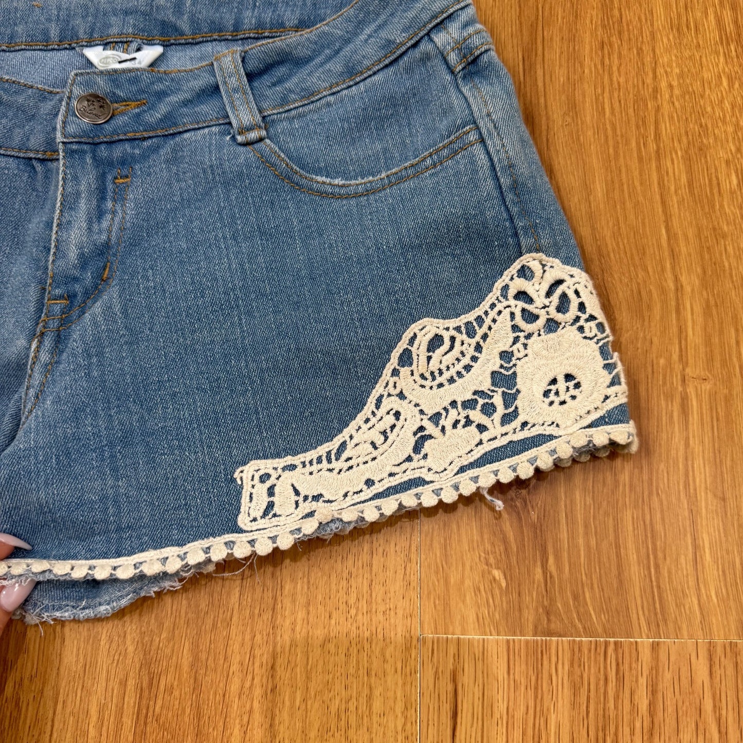 Y2K vintage denim mini shorts low rise lace trim stretchy mid blue wash boho