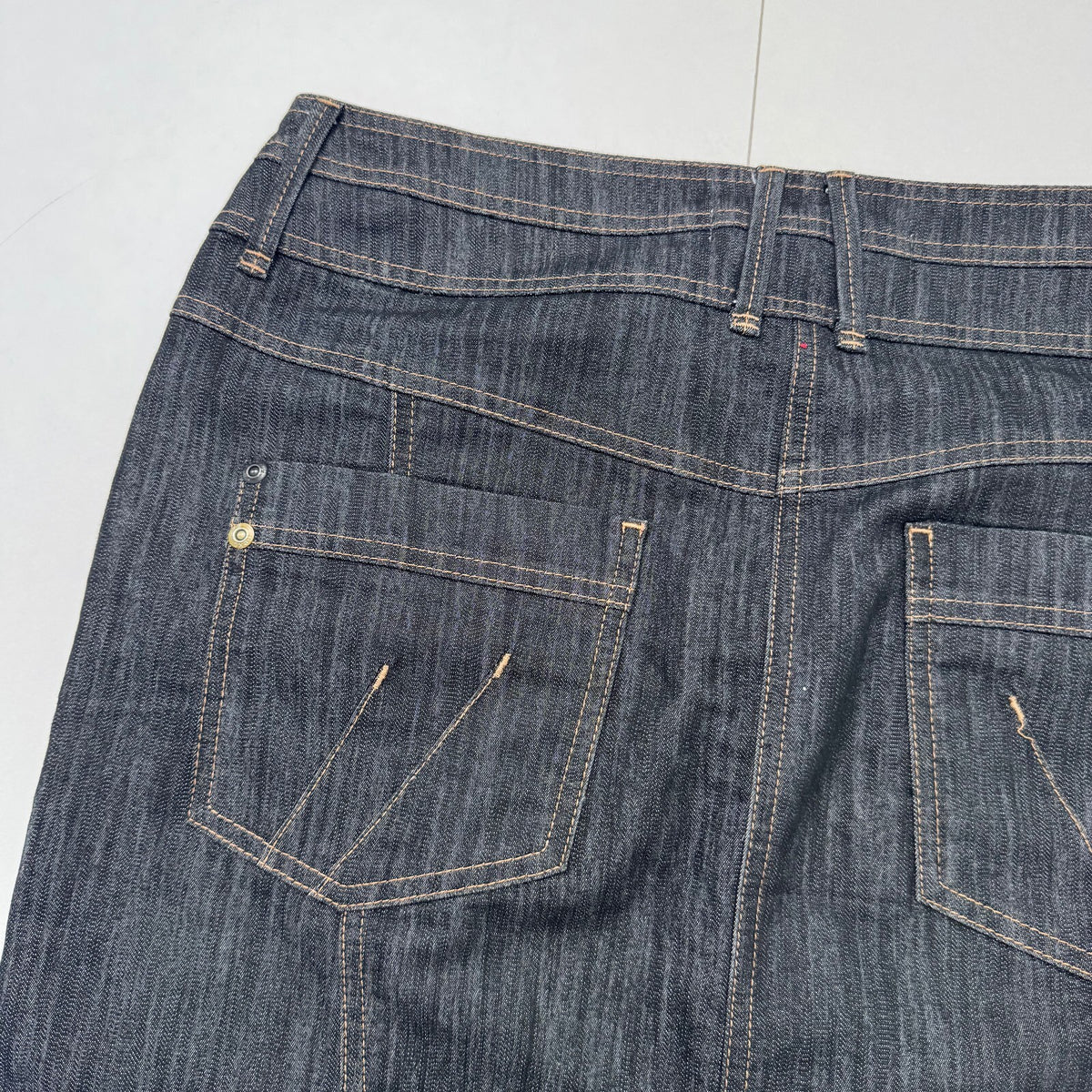 Y2K vintage mini skirt dark denim zip up front stretchy fitted contrast stitch