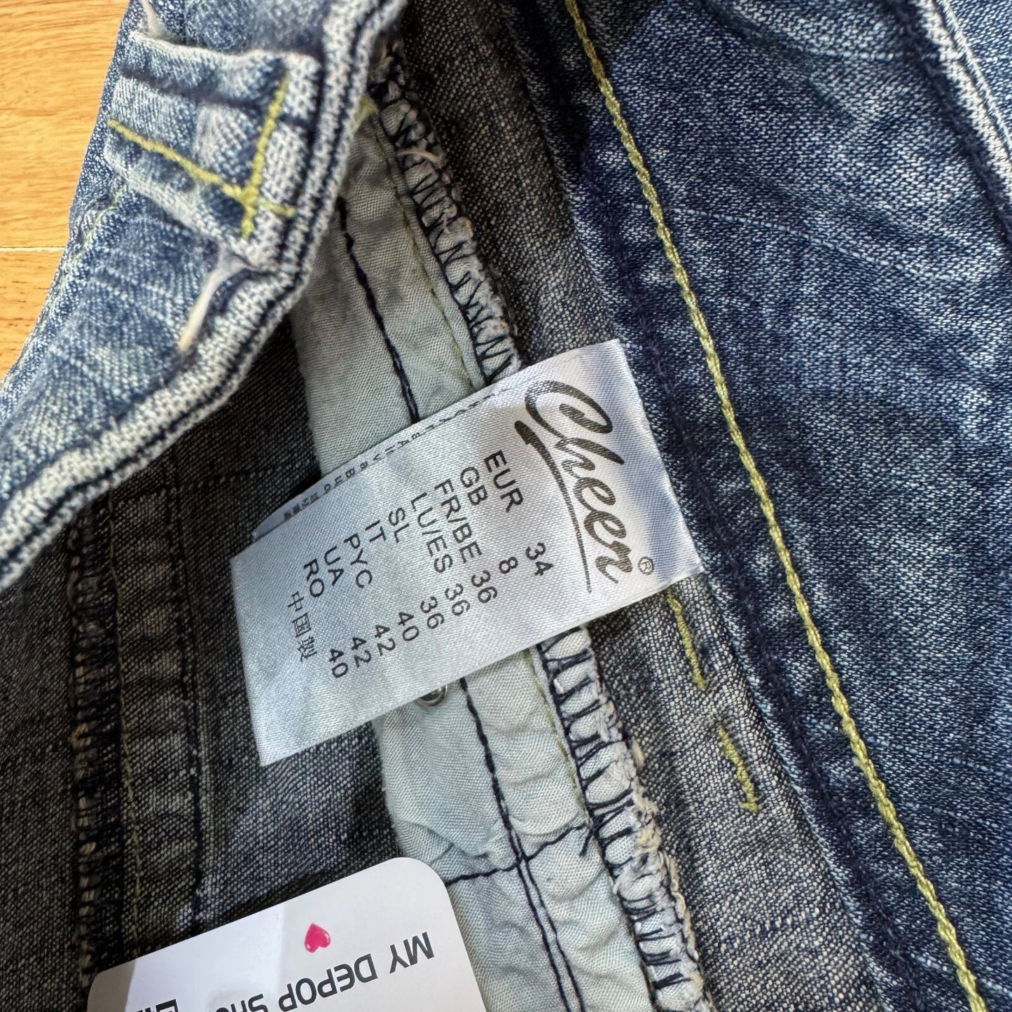 Y2K vintage capri jeans low rise cropped buttons stretchy dark denim wash