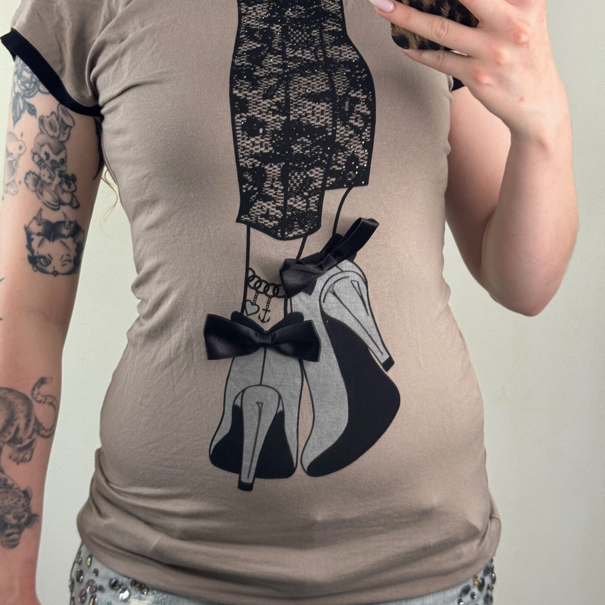 Y2K vintage t-shirt short sleeve top bows heels graphic print fitted coquette