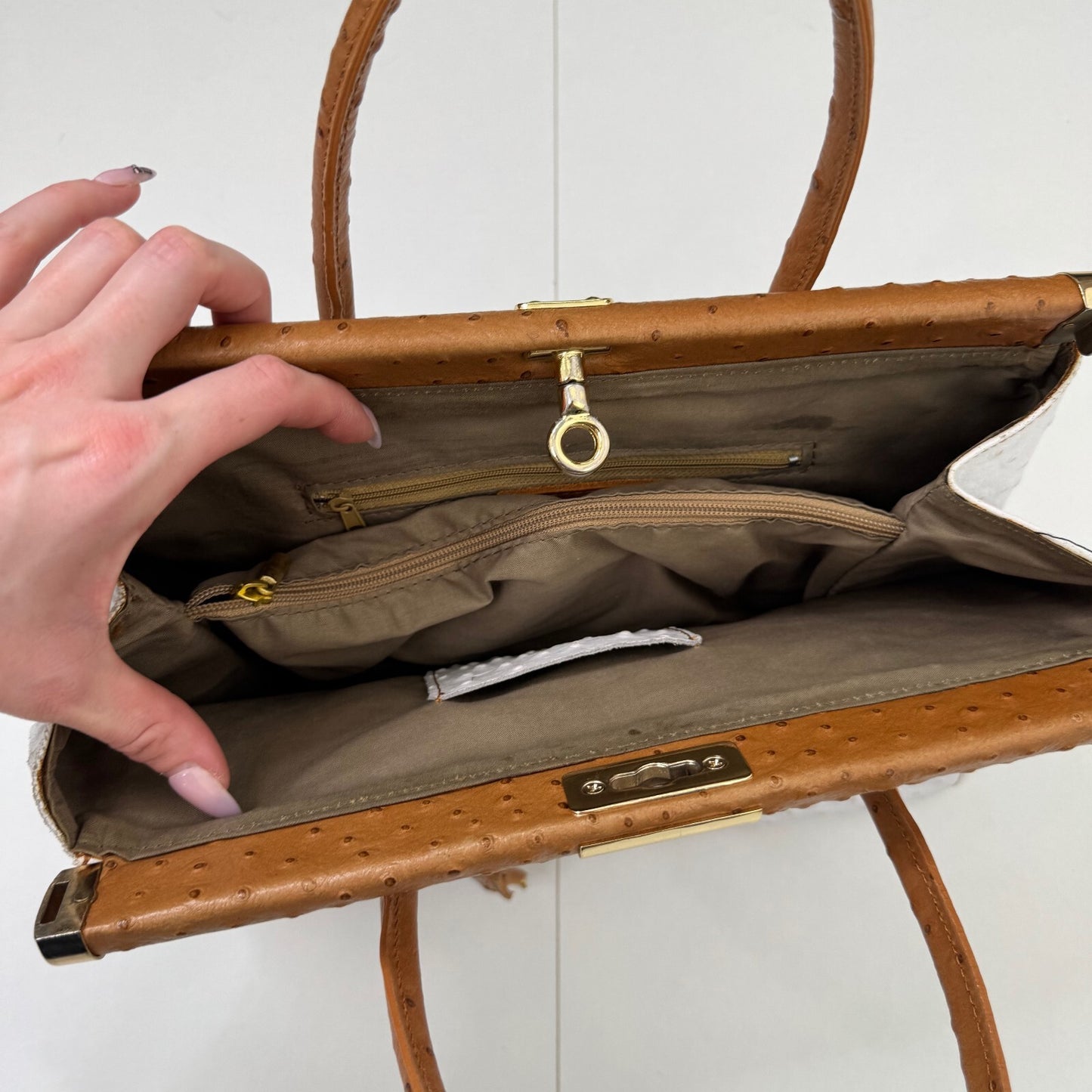 Y2K vintage Italian handbag genuine leather lock ostrich-effect white brown