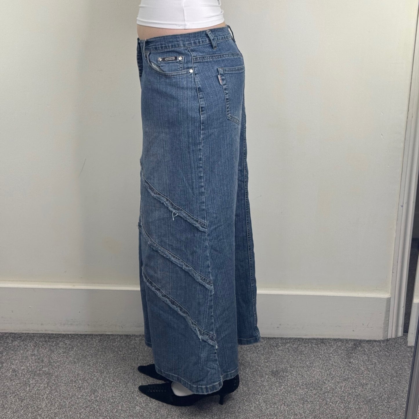 Y2K vintage denim maxi skirt fraying hem pattern stretchy faded blue wash a line