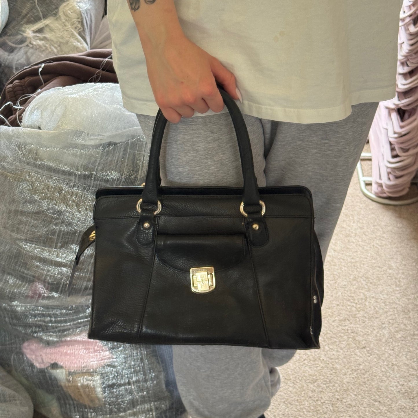 Y2K vintage genuine leather handbag medium black gold zip stud pockets
