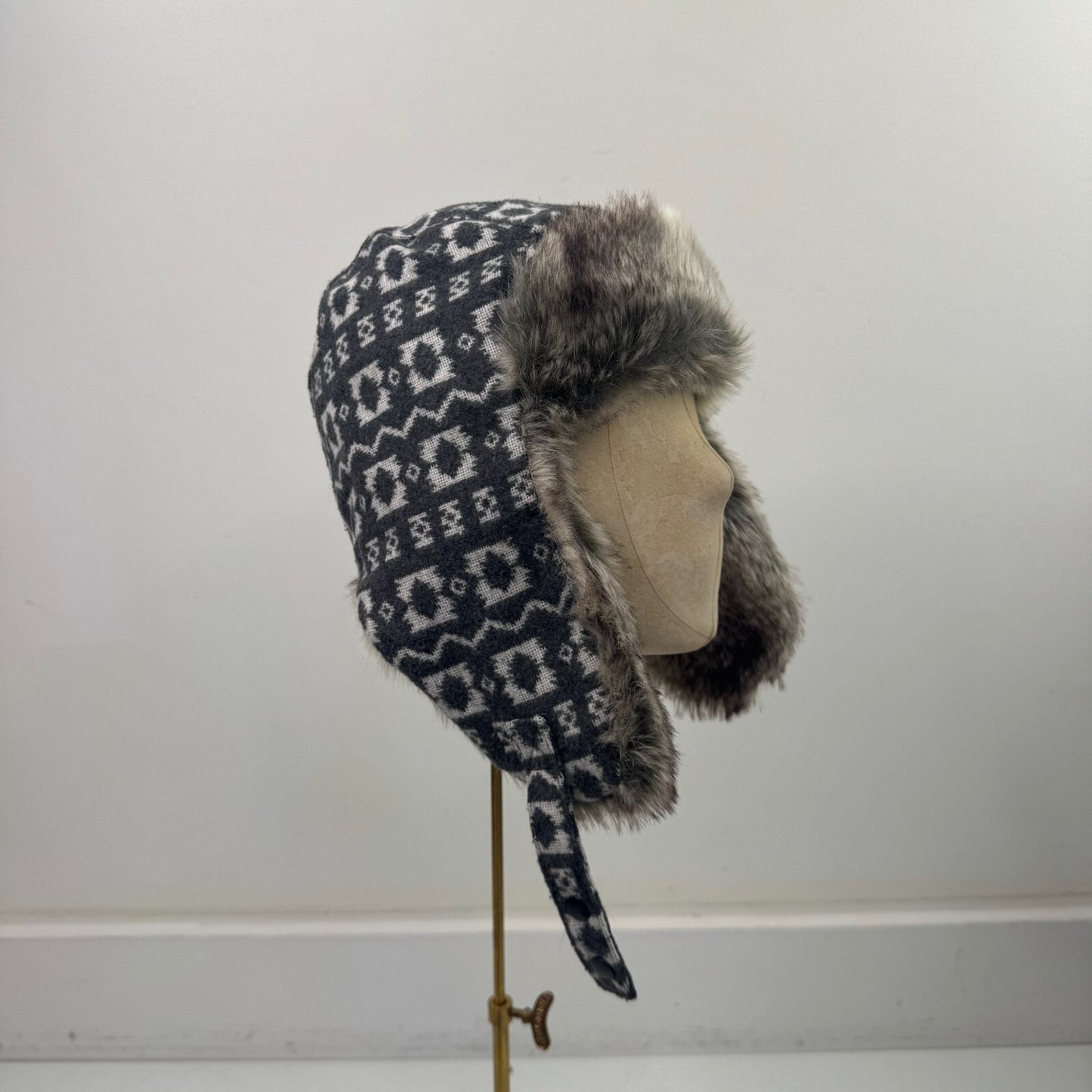 Y2K vintage trapper hat aztec print faux fur trim knit 2010