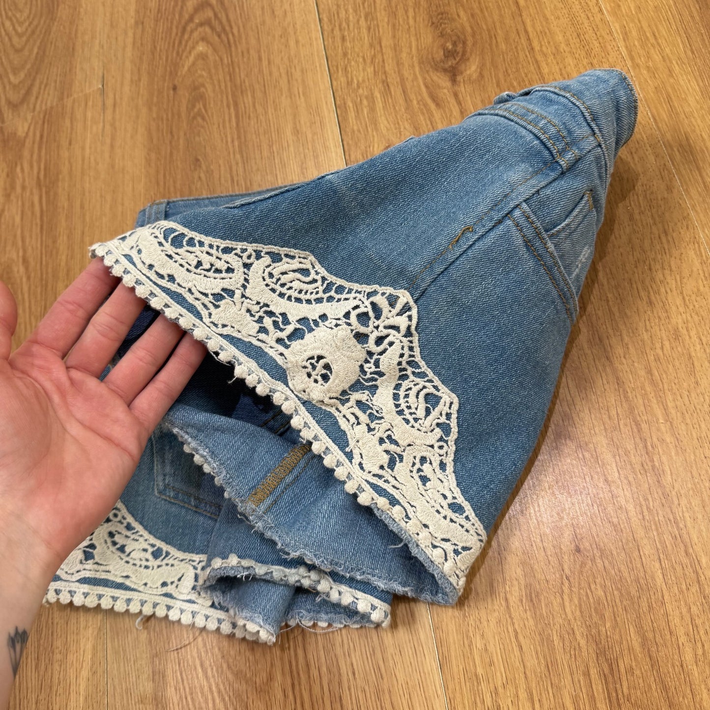 Y2K vintage denim mini shorts low rise lace trim stretchy mid blue wash boho
