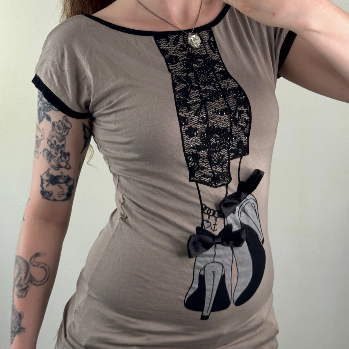 Y2K vintage t-shirt short sleeve top bows heels graphic print fitted coquette