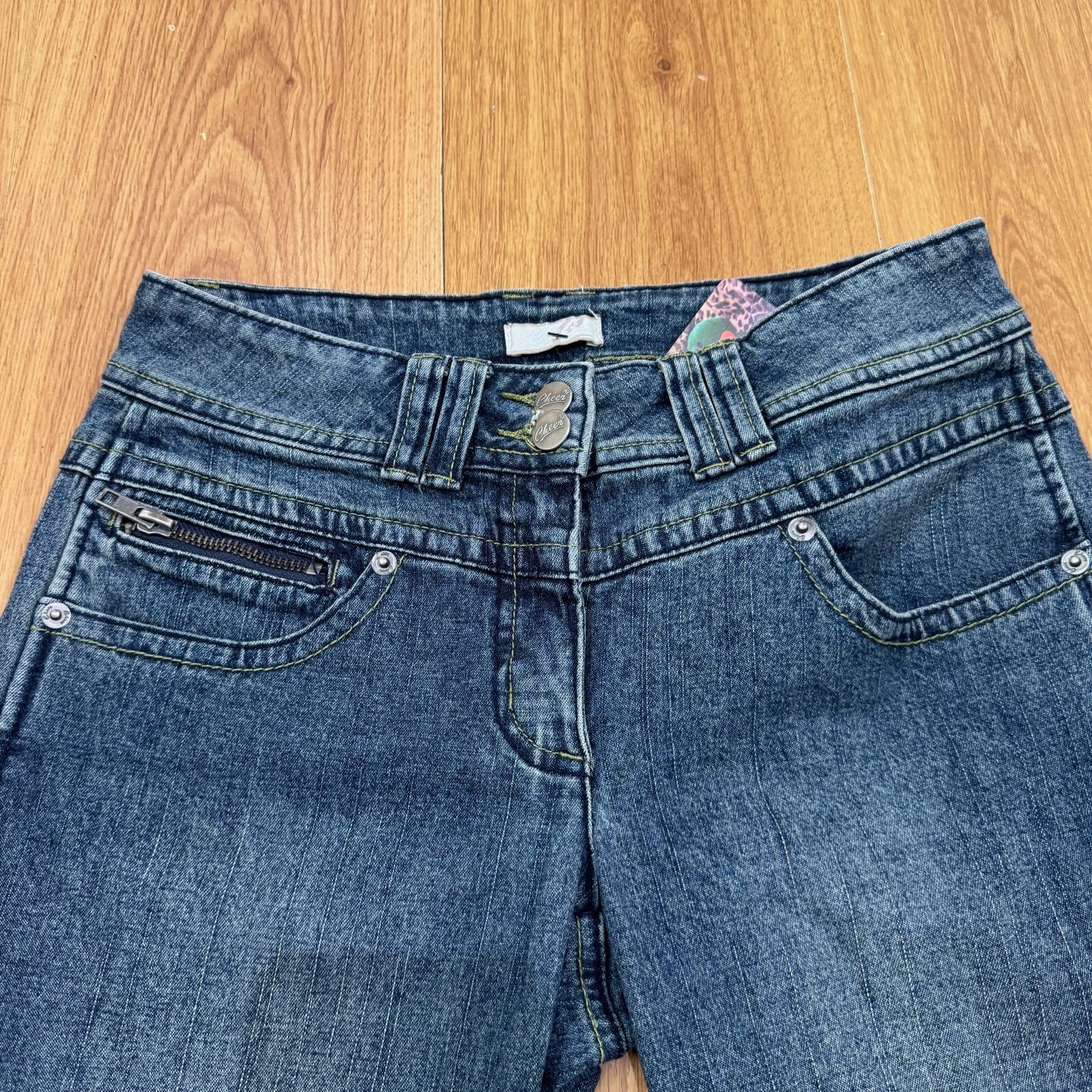 Y2K vintage capri jeans low rise cropped buttons stretchy dark denim wash