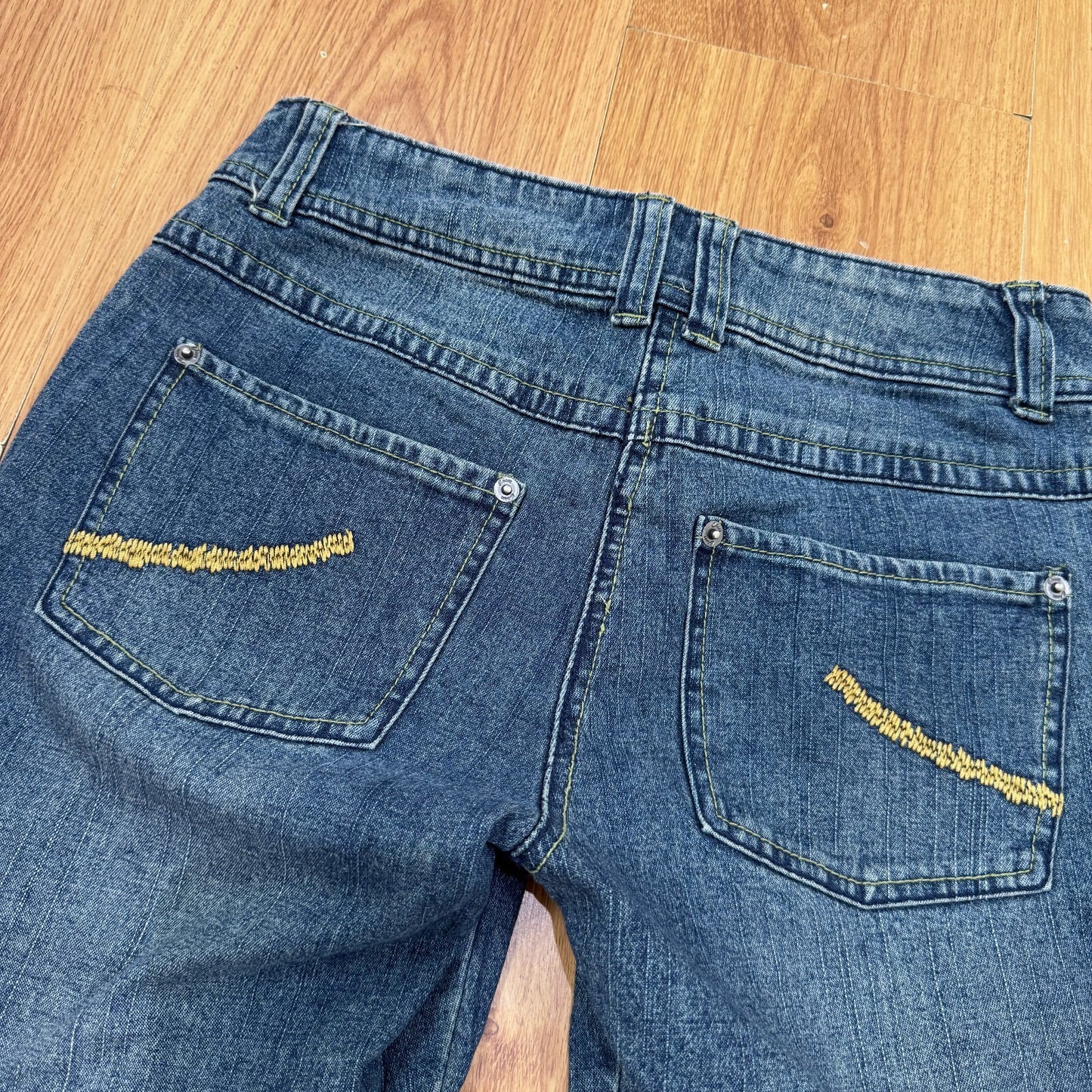 Y2K vintage capri jeans low rise cropped buttons stretchy dark denim wash