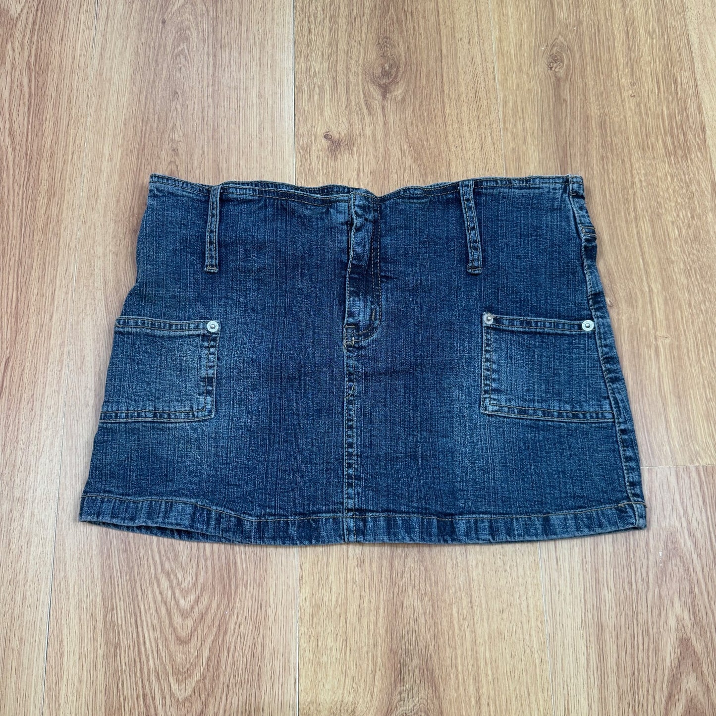 Y2K vintage denim mini skirt low rise stretchy pockets faded dark blue wash