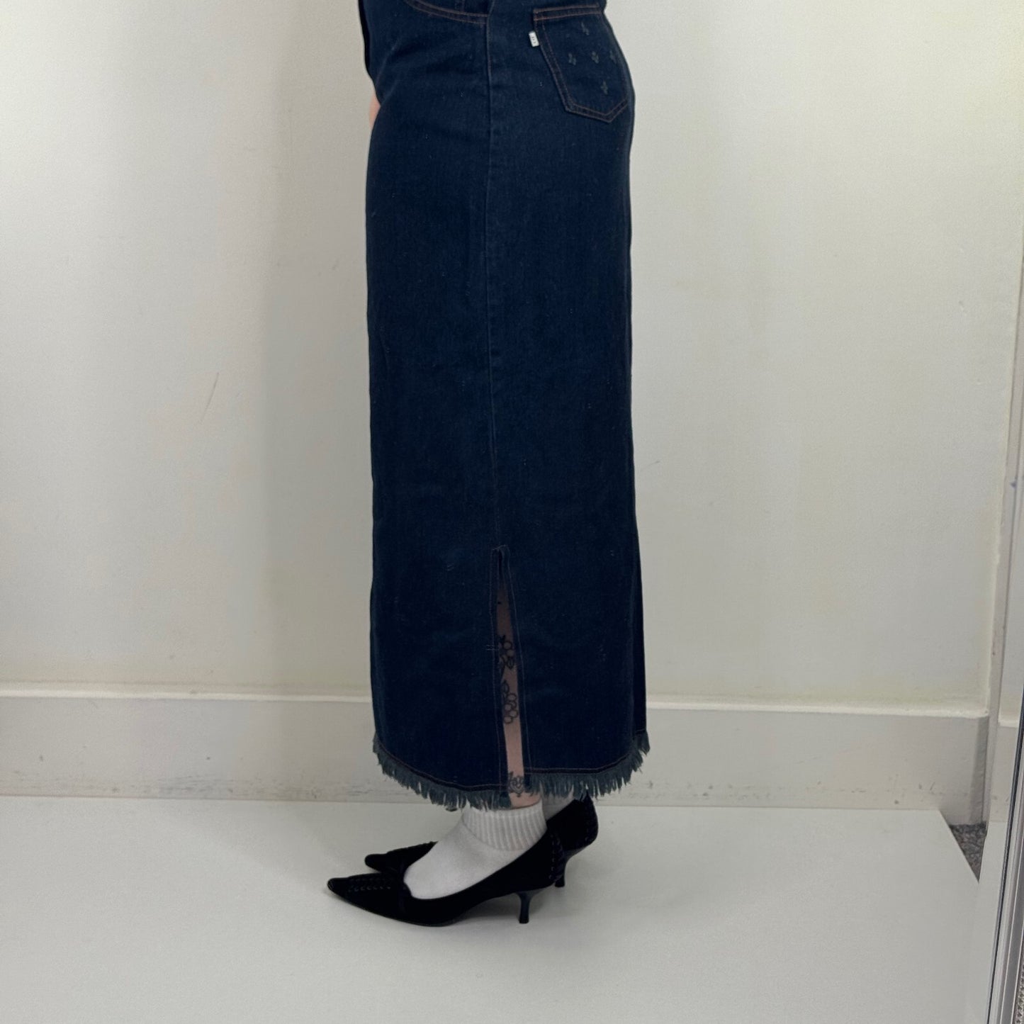 Y2K vintage maxi skirt denim dark blue wash fraying hem slit distressed pockets