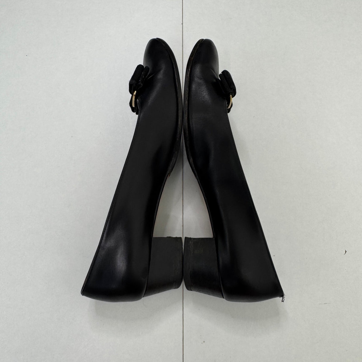 Vintage Salvatore Ferragamo genuine leather bow court shoes block low heel
