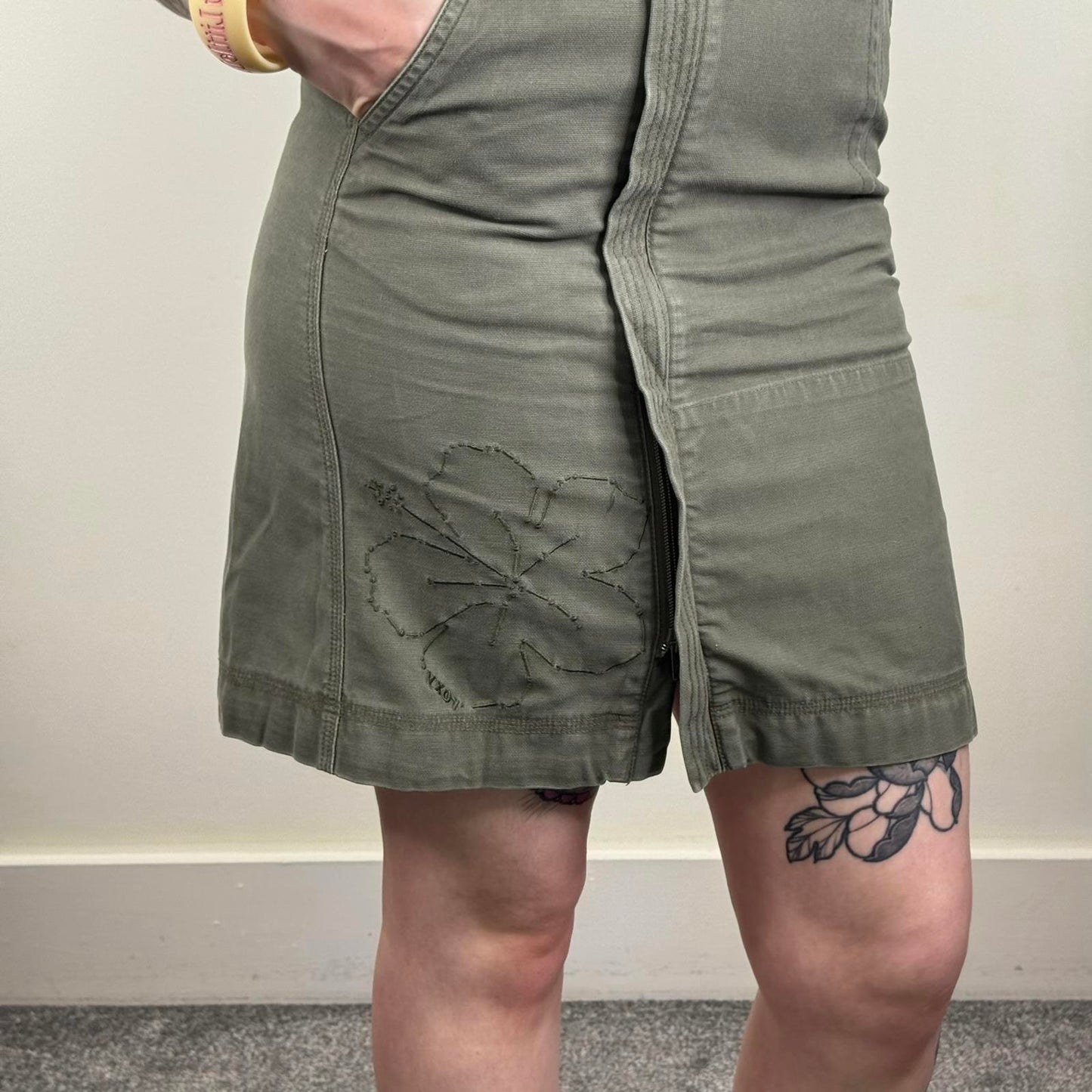 Y2K vintage Roxy denim skirt above knee length hibiscus embroidered bow flower