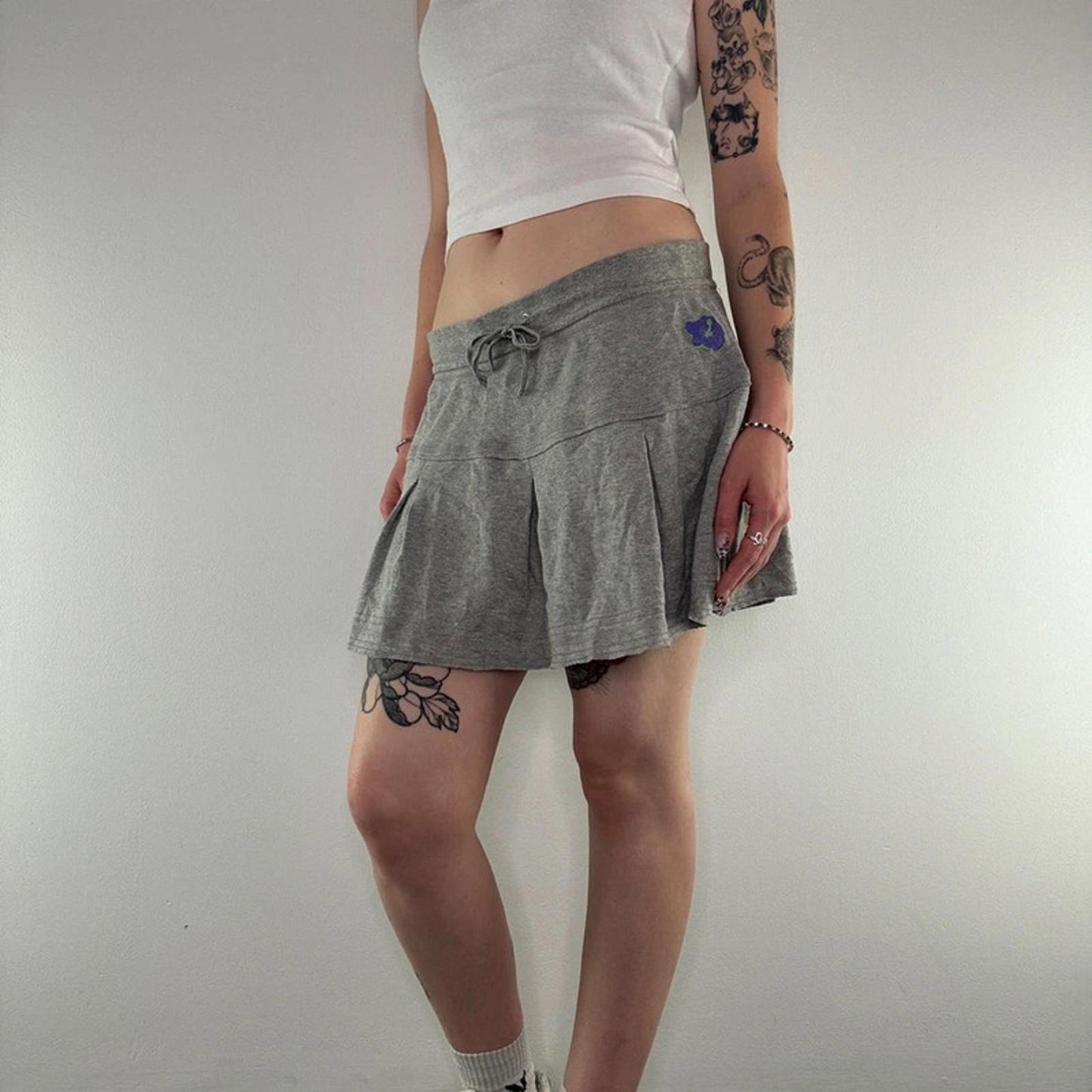 Y2K vintage sparkly hibiscus frill mini skirt bow waistband jersey low rise