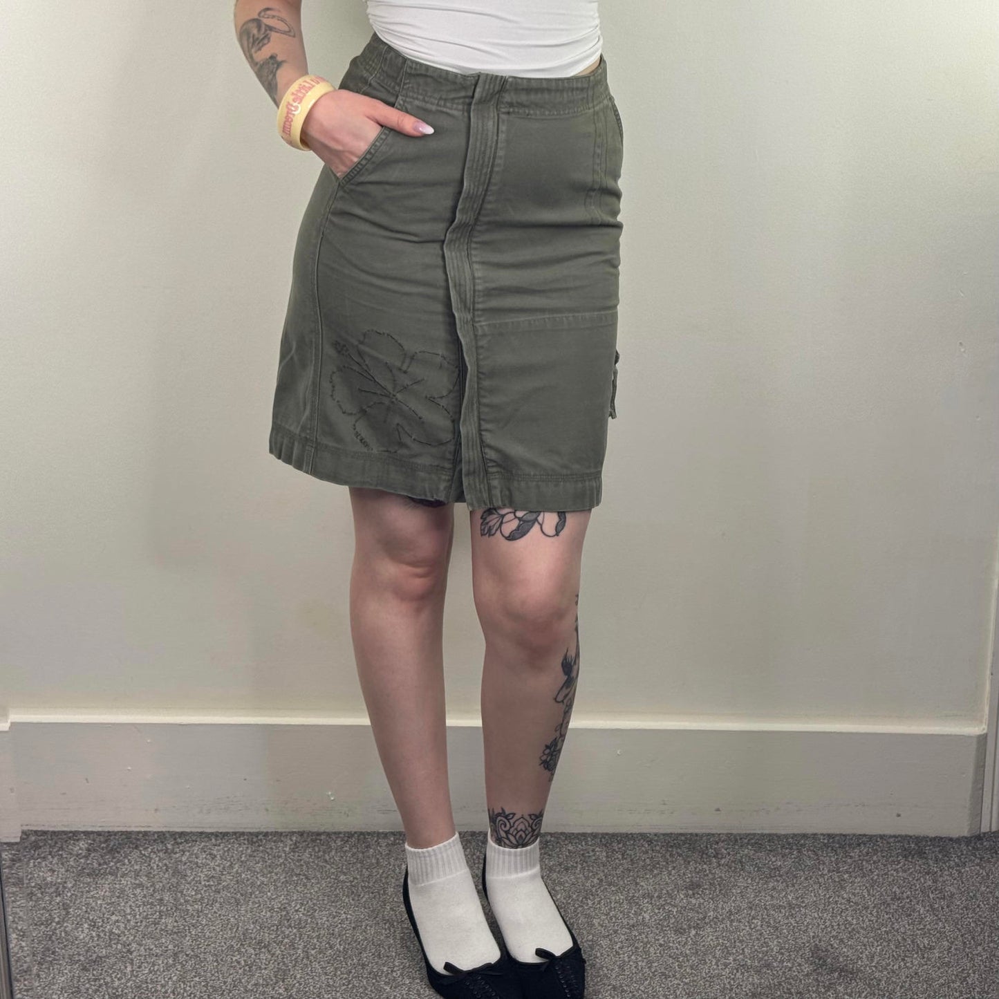 Y2K vintage Roxy denim skirt above knee length hibiscus embroidered bow flower