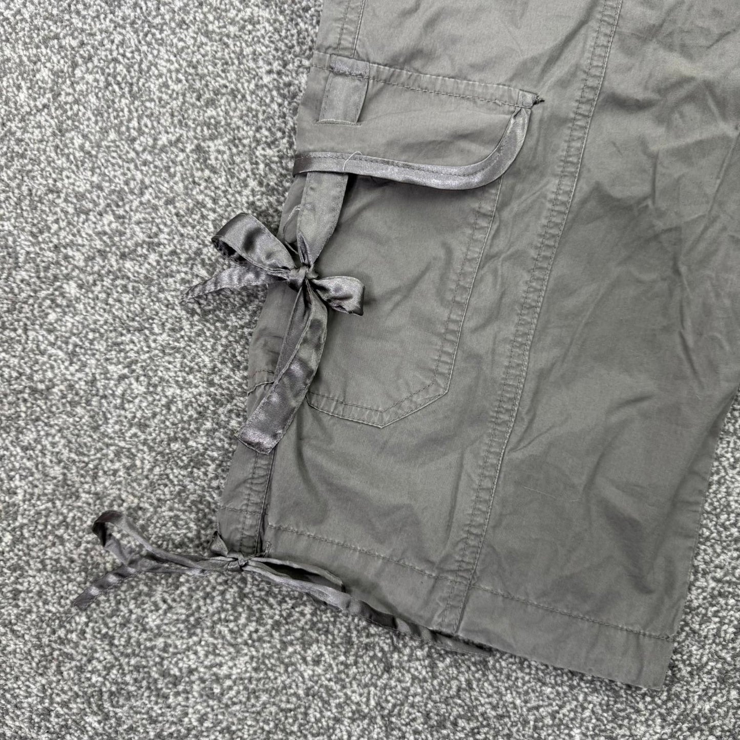 Y2K vintage mid rise capri cargo trousers baggy bows pockets cropped grey