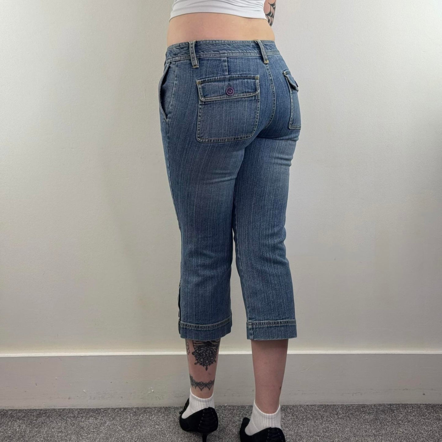 Y2K vintage Boden mid rise stretchy denim capri cropped jeans buttons faded blue