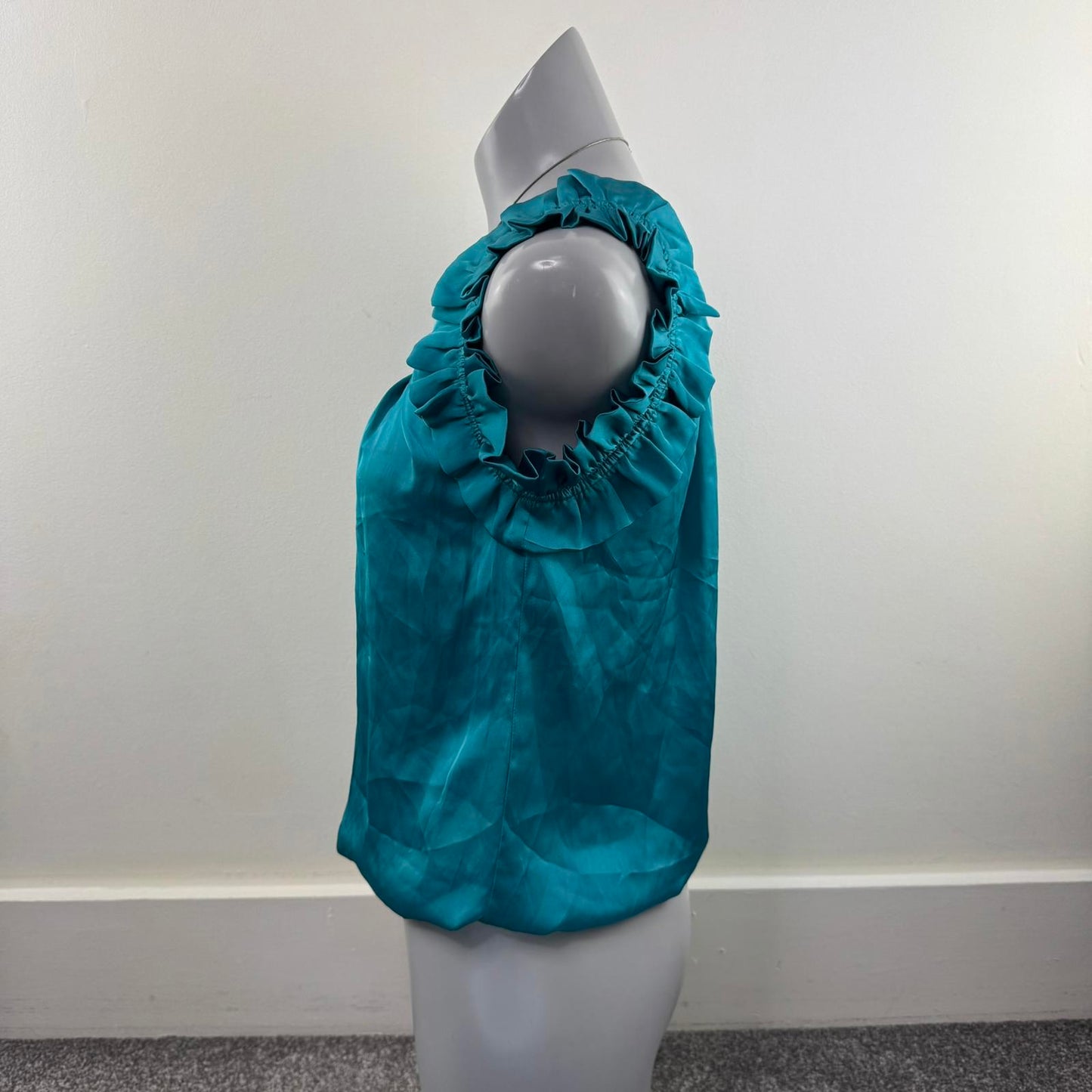 Y2K vintage sleeveless blouse bubble hem ruched ruffle round neck keyhole