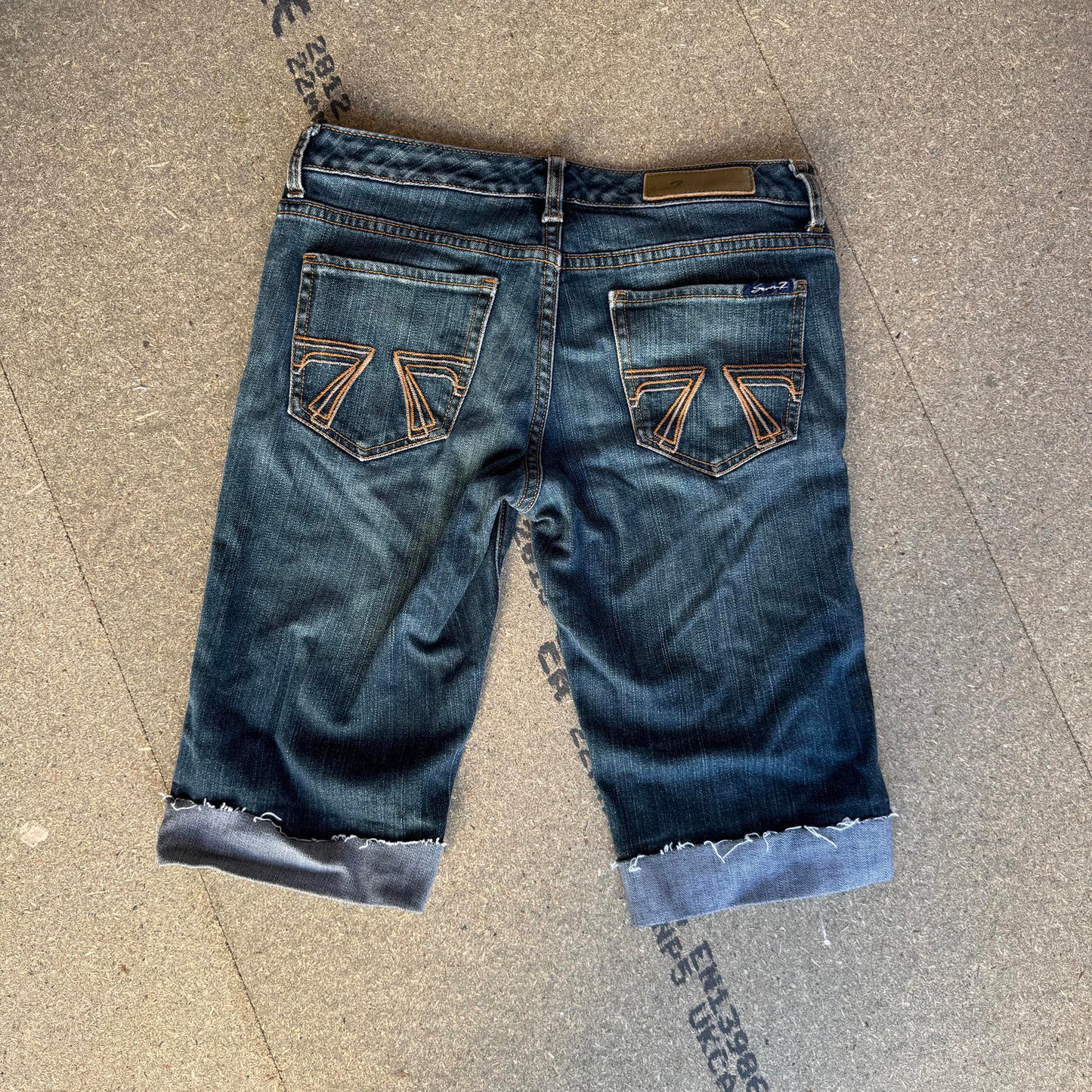 Y2K vintage low rise capri jeans knee length dark blue denim wash embroidered