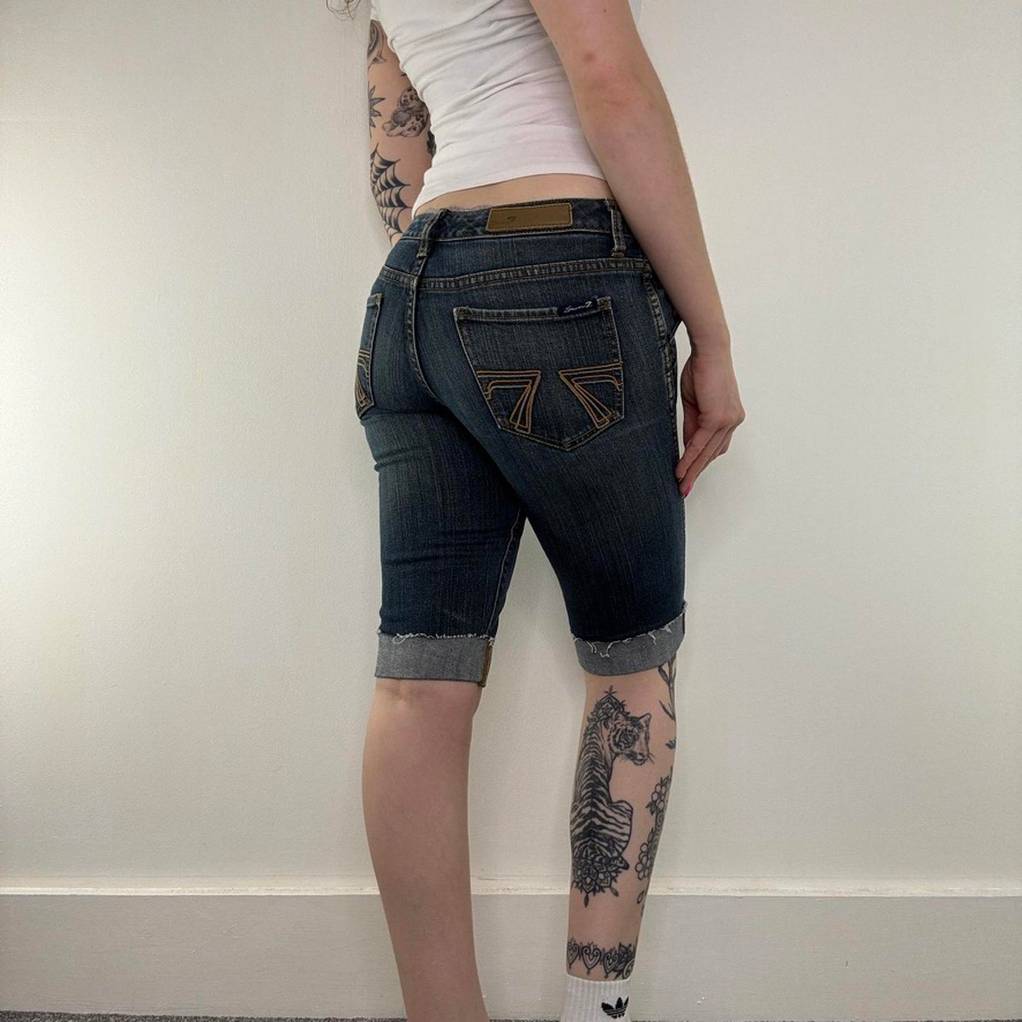 Y2K vintage low rise capri jeans knee length dark blue denim wash embroidered