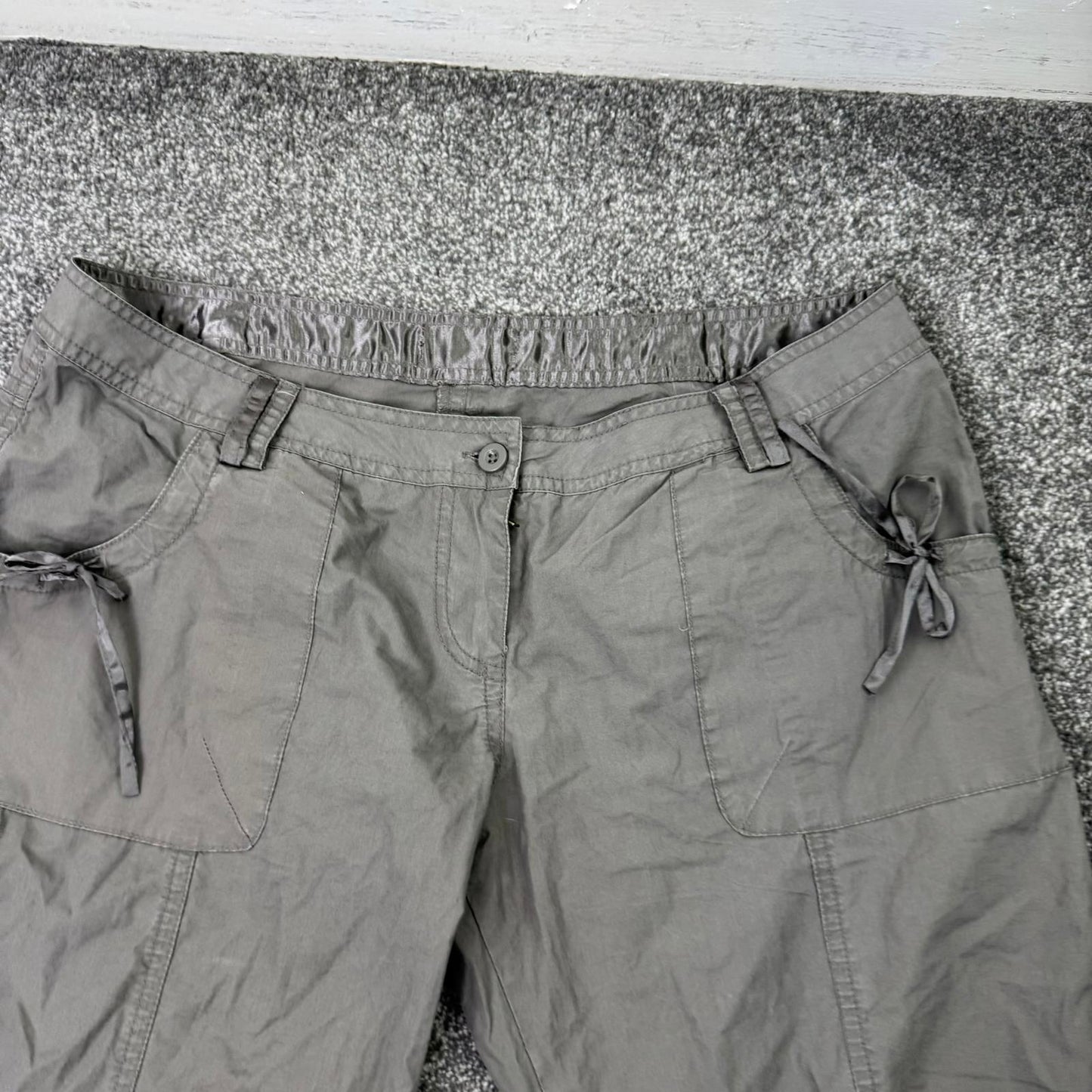 Y2K vintage mid rise capri cargo trousers baggy bows pockets cropped grey