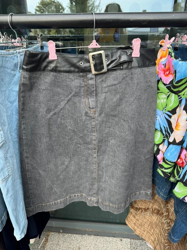 Y2K Vintage denim midi skirt above knee faux leather belt trim buckle