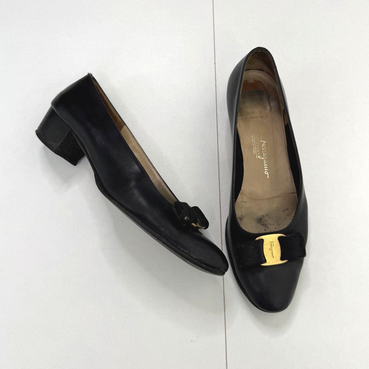 Vintage Salvatore Ferragamo genuine leather bow court shoes block low heel