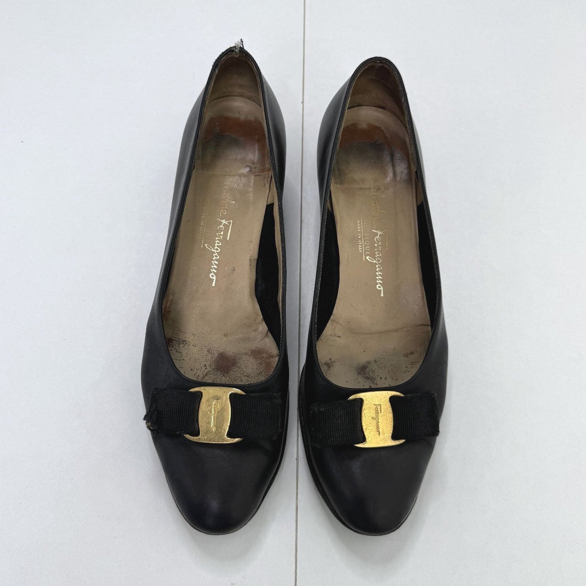 Vintage Salvatore Ferragamo genuine leather bow court shoes block low heel